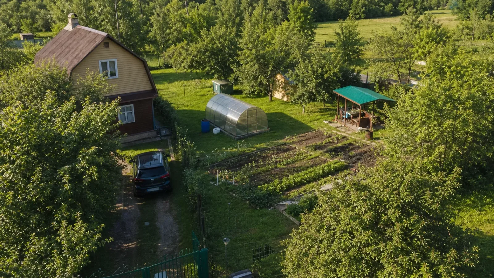 Пример размещения дома, огорода и зоны отдыха на участке 20 × 30 метров