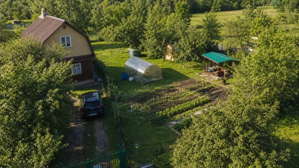 Пример размещения дома, огорода и зоны отдыха на участке 20 × 30 метров